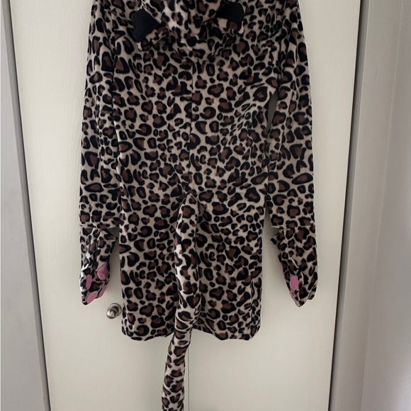 Cute and cozy Leg Avenue Leopard Costume in 1X/2X! - Picture 3 of 6